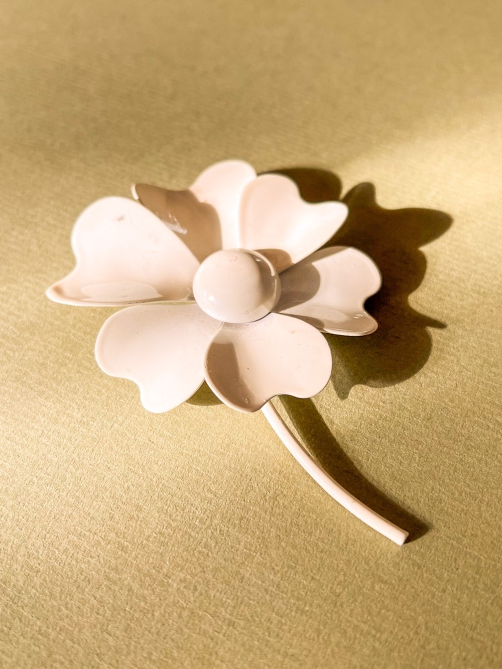 Vintage 1960s Retro White Floral Brooch